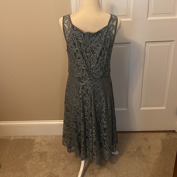 Sleeveless Lace Party Dress - Picture 4 of 5